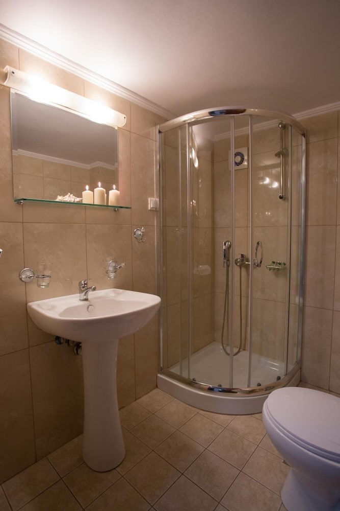 Theofilos Hotel 45/49