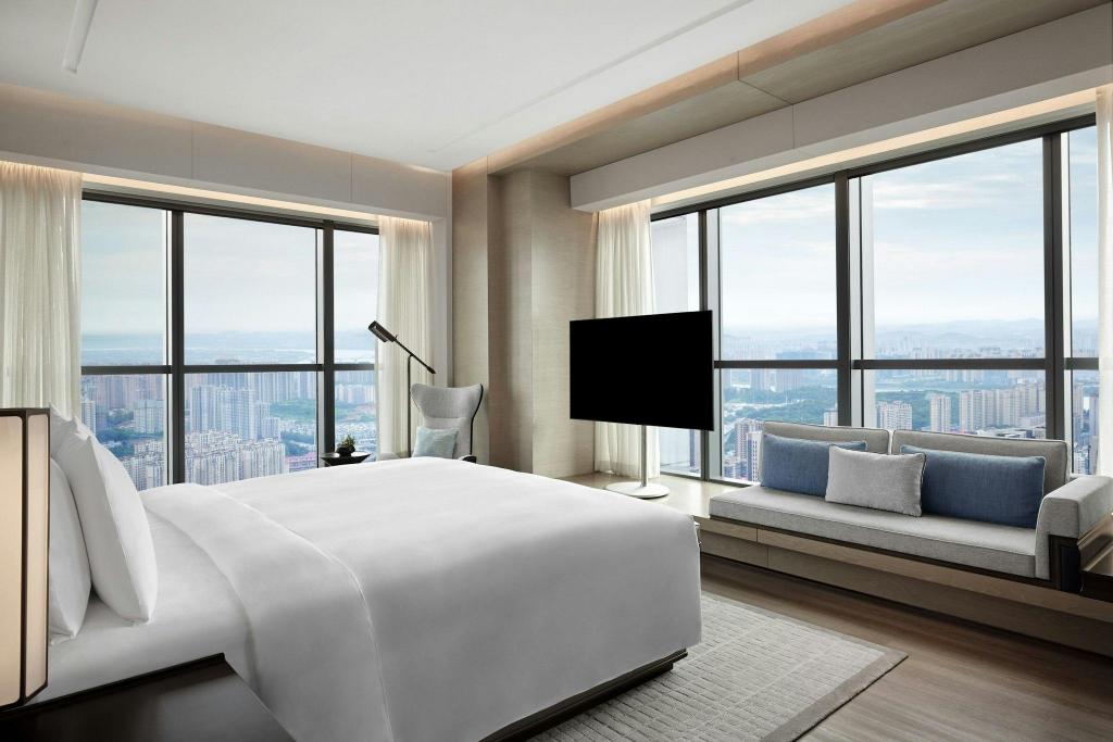 1 Bedroom, Vice President, Suite, King Bed, City View, Executive Lounge Access