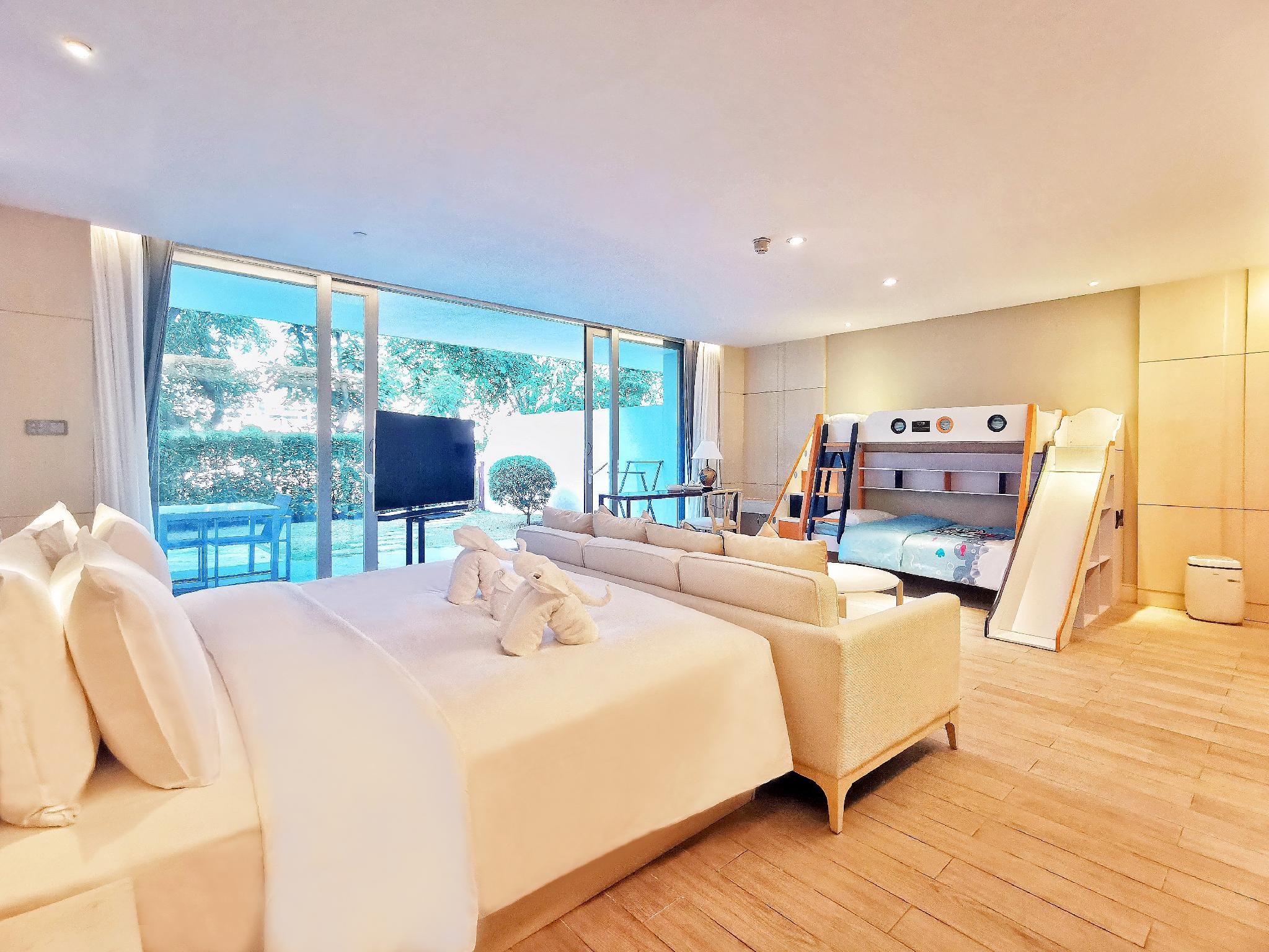 Courtyard, Suite
