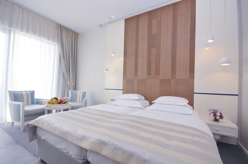 ROOM, DOUBLE AND TWIN BEDS, SEA VIEW, BALCONY