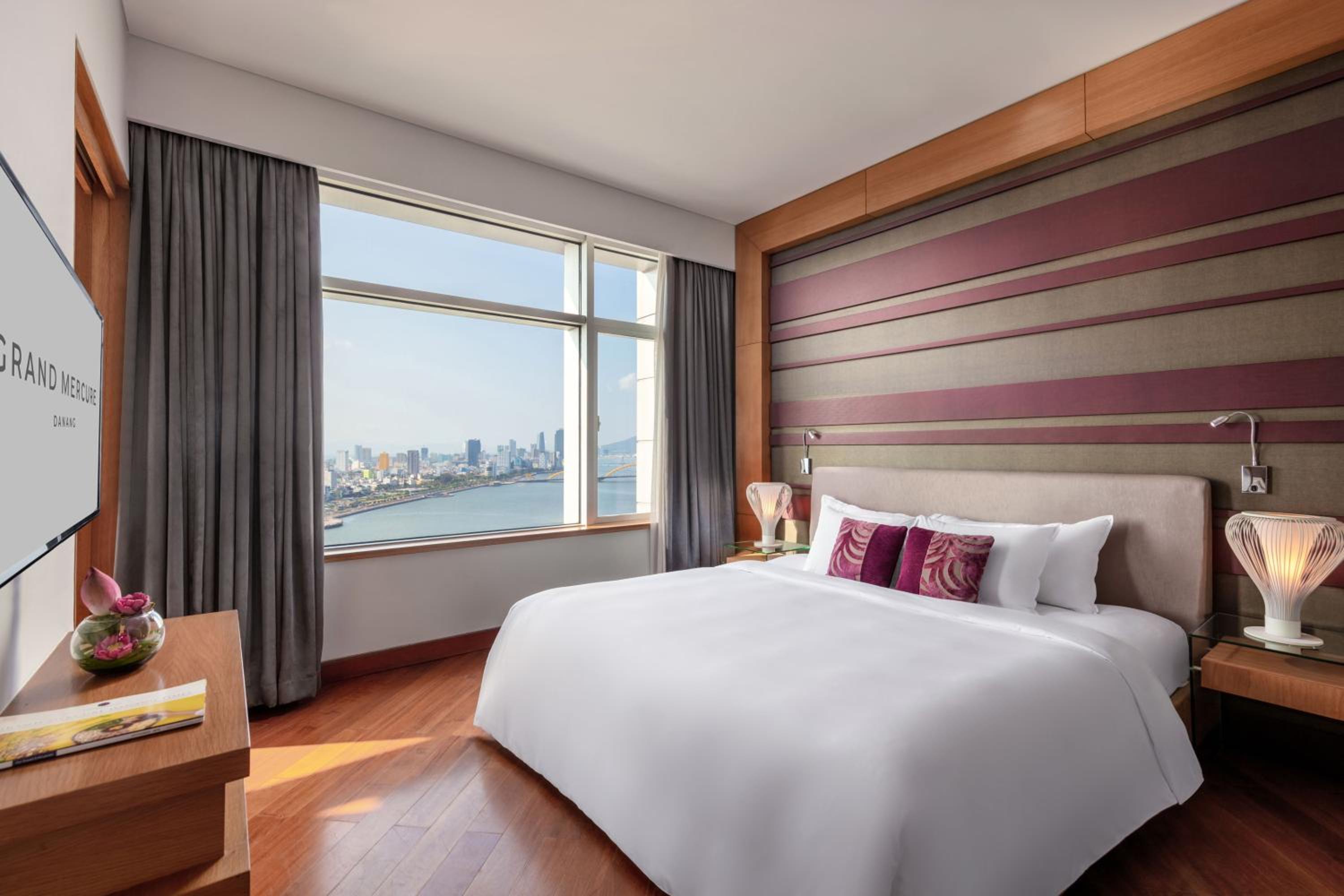 Superior, Queen Bed, Rainbow Bridge and River View، Grand Mercure Danang 4/4