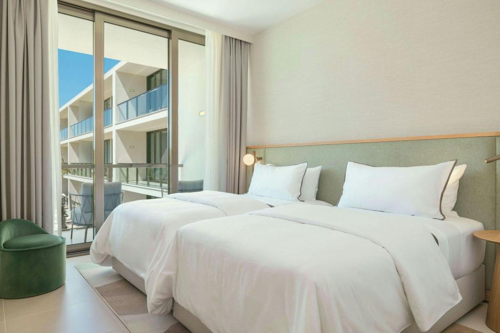 Guest Room, Deluxe, Twin Beds, Urban View, Balcony، The Westin Salgados Beach Resort, Algarve 2/7