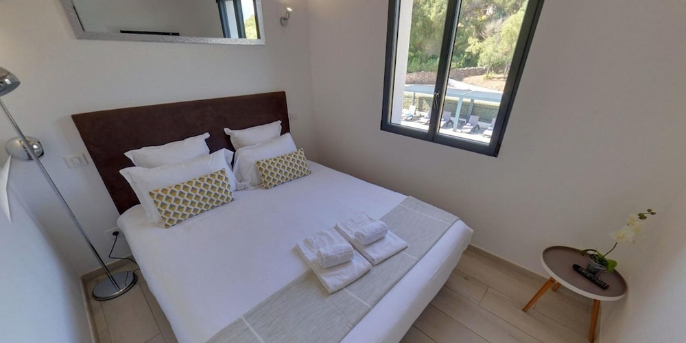 1 Bedroom, Studio, Queen Bed