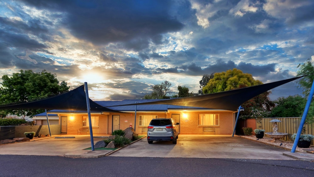 Edward Parry Motel & Apartments 49/57