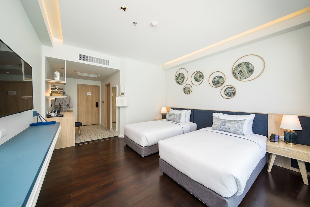DELUXE POOL ACCESS TWIN BED
