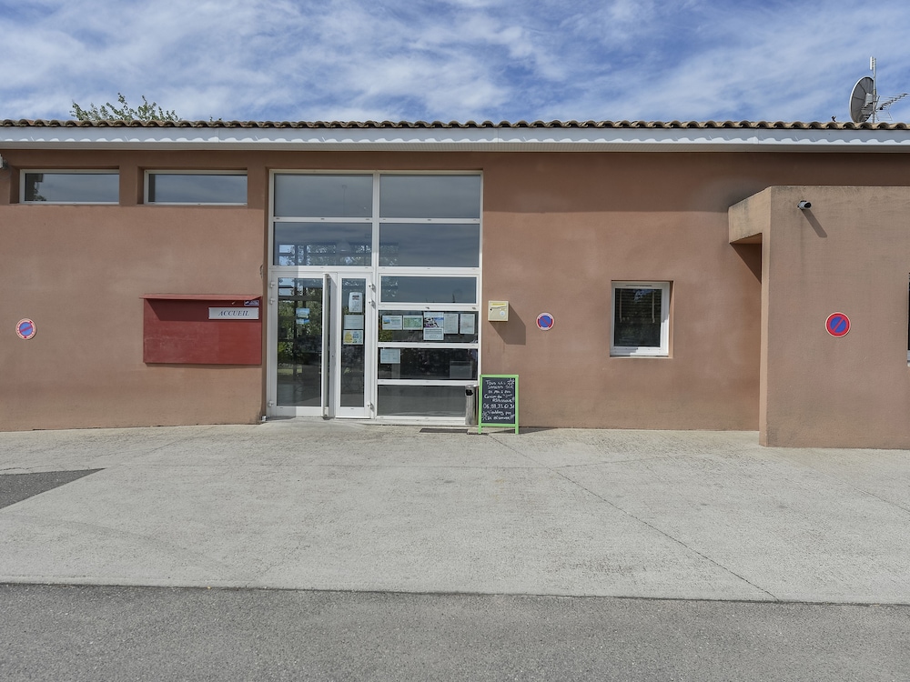 Residence Vacanceole Sun Hols Les Rives du Lac in Saint-Saturnin-les-Avignon