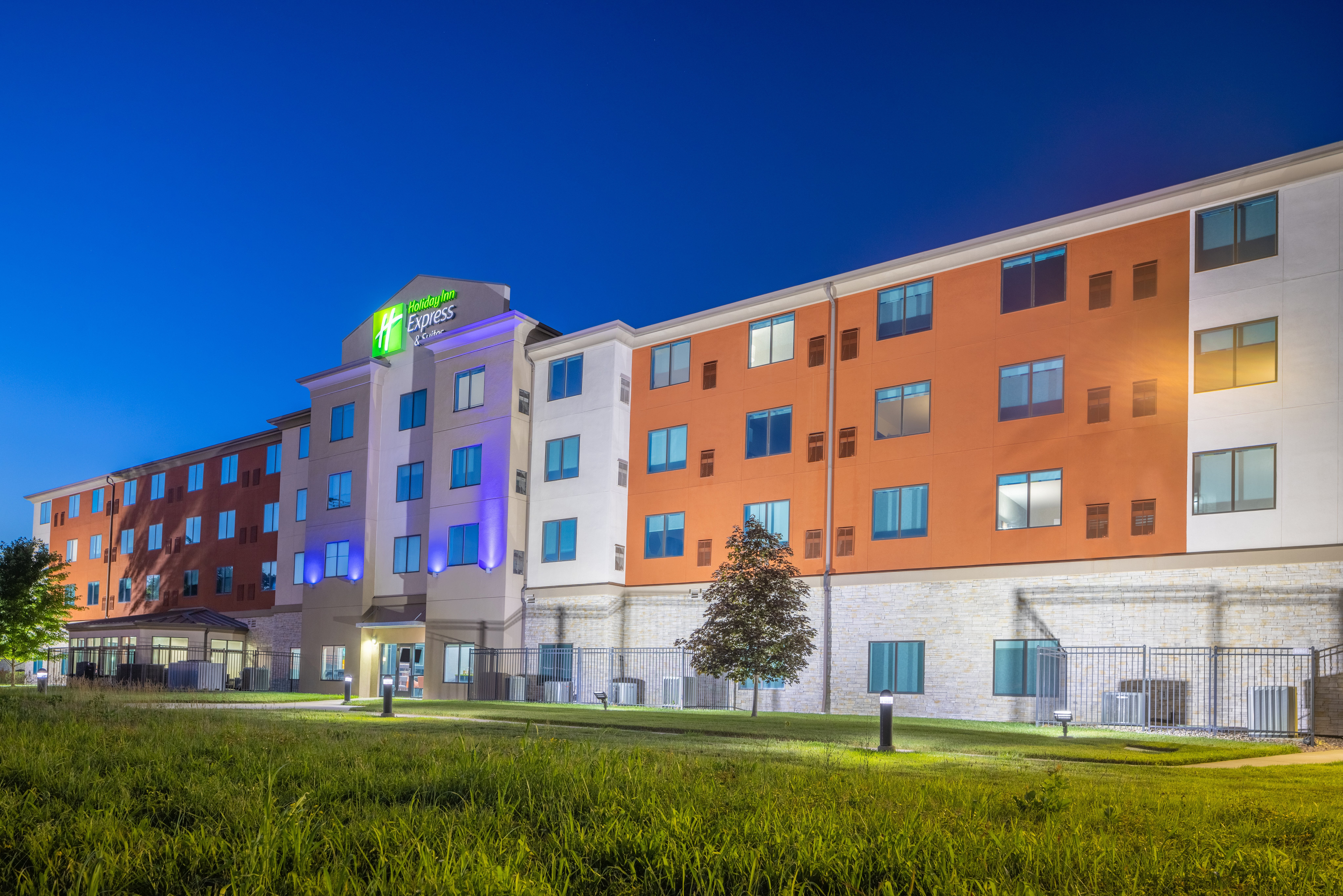 Holiday Inn Express Hotel Suites Kansas City Airport 8/72