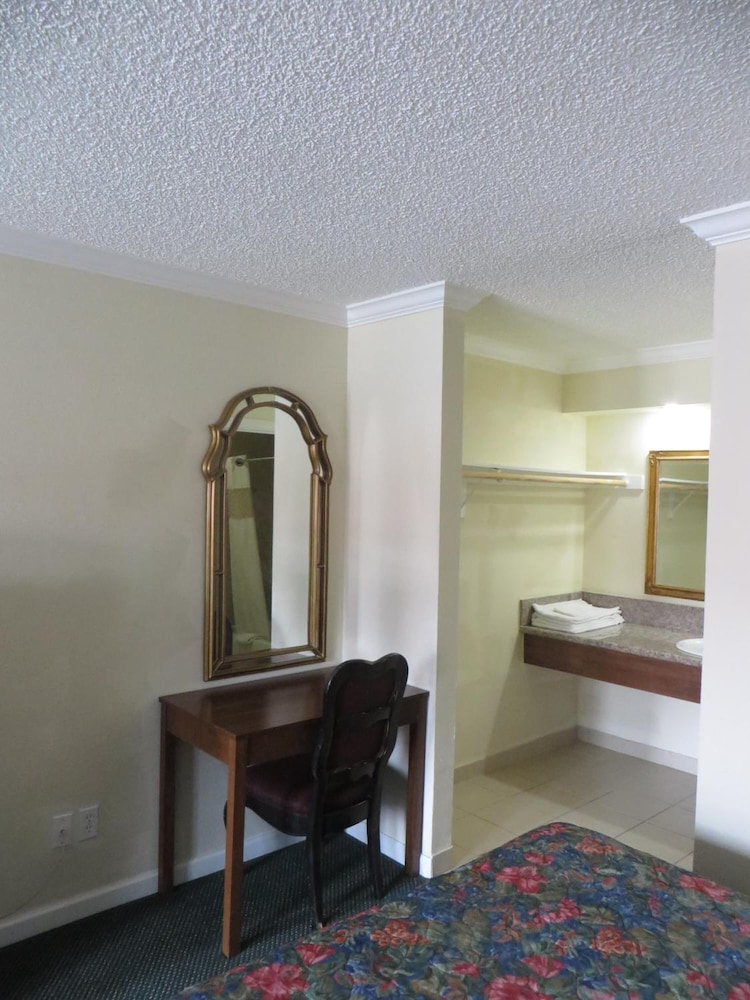 National Inn Garden Grove 39/60