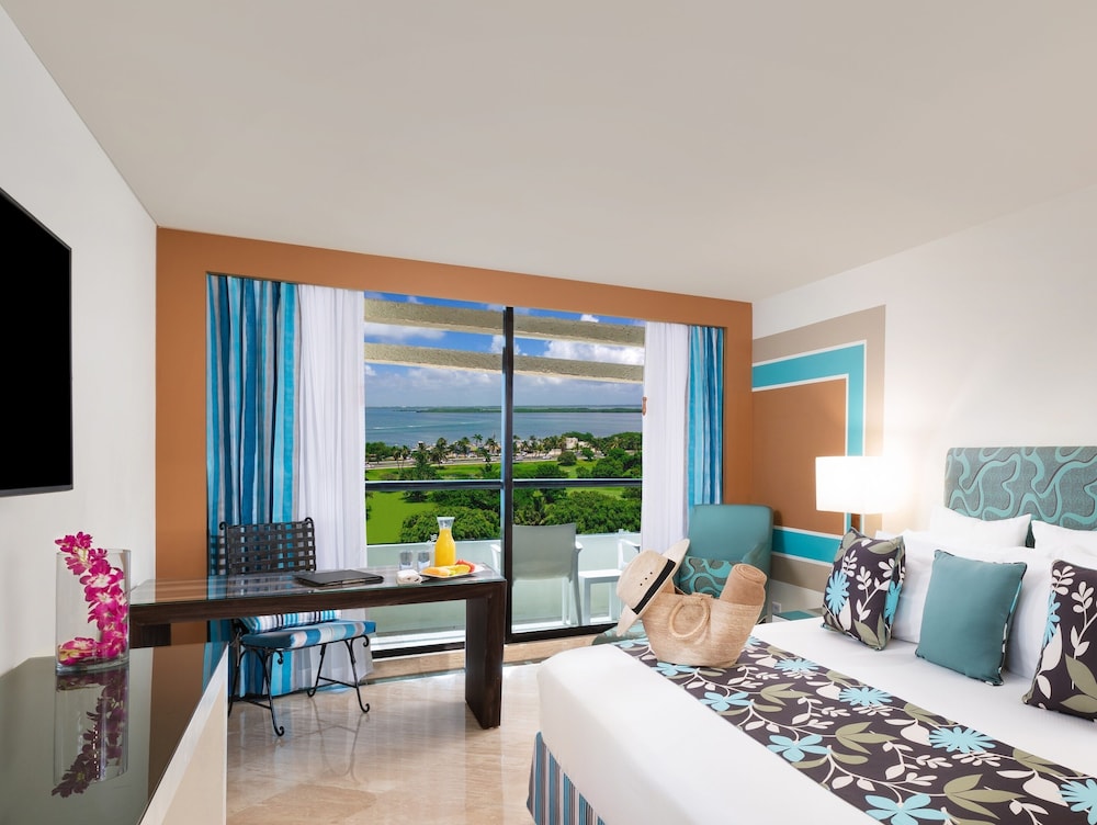 Pyramid at Grand Oasis All Inclusive 23/68