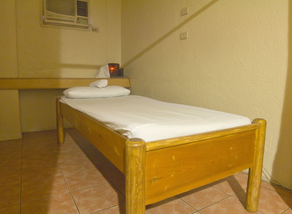 Nichols Airport Hotel 25/61
