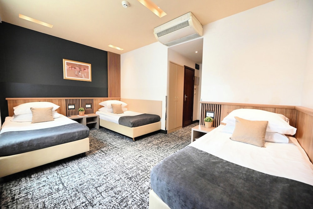 ROOM, TRIPLE, 1 QUEEN AND 1 SINGLE BED