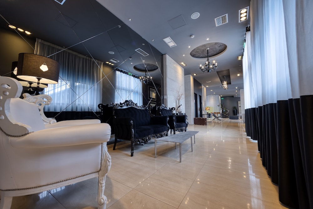 Gallery Art Hotel 3/68