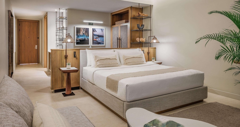 Grove, Tranquility, Club, Suite, King Bed, Balcony, Bathtub