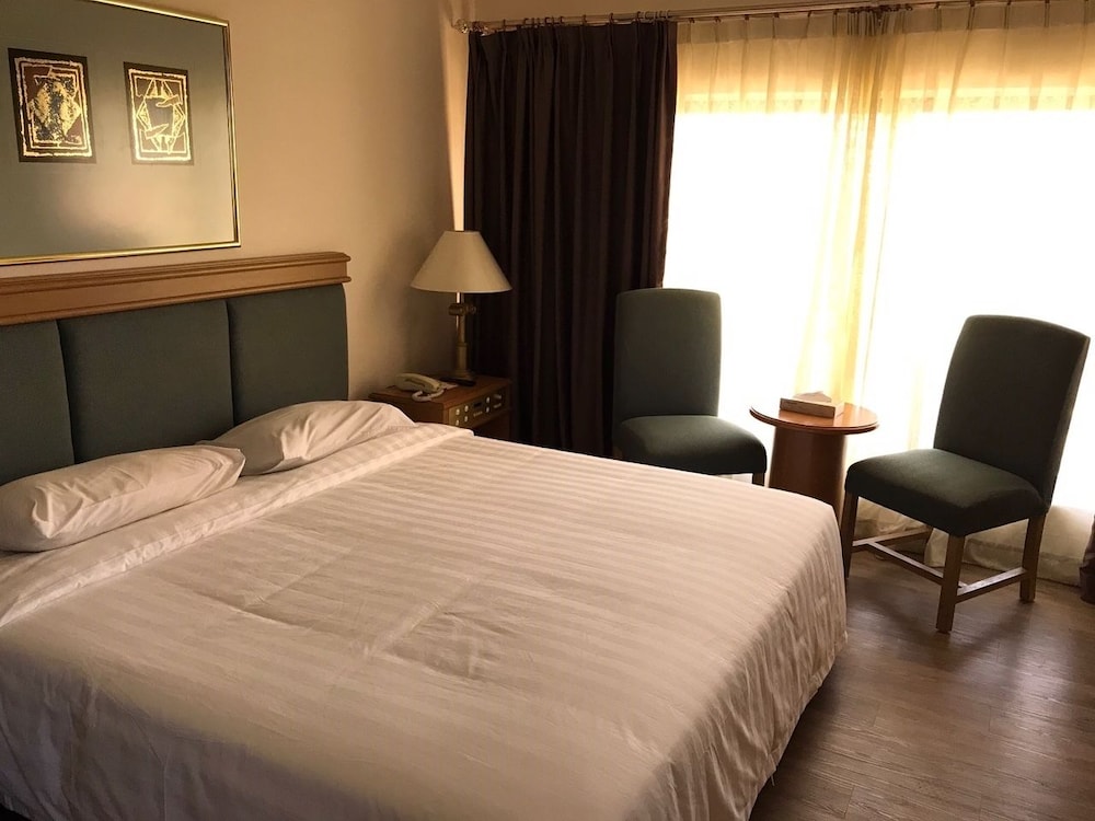 The Executive Hotel 7/25