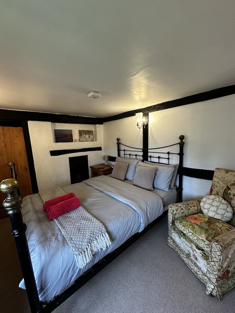 Dunsfold B&amp;B 5/44