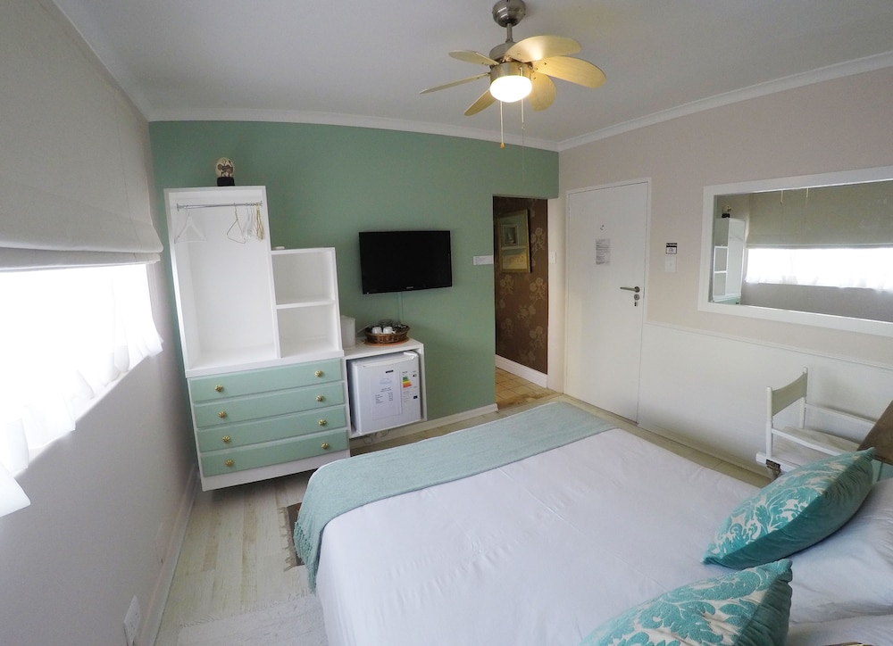 Dolphin Inn Guest House 8/74