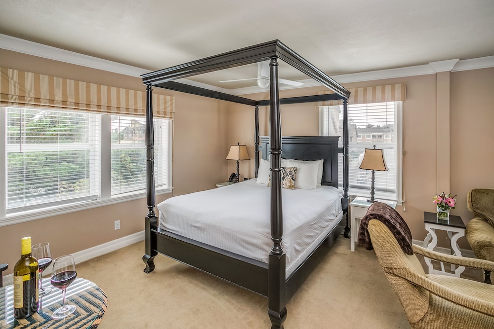Beach, Deluxe, Queen Bed, Sofa