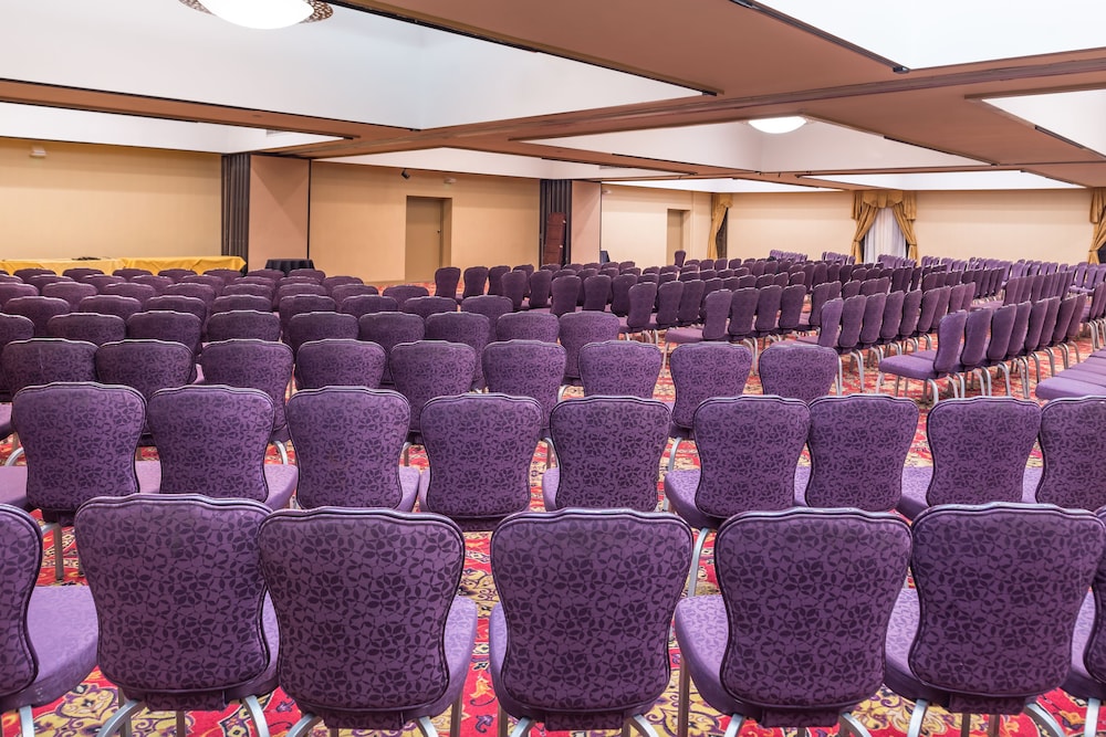 Hawthorne Inn and Conference Center 58/64