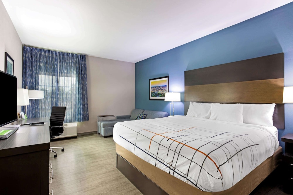 La Quinta Inn and Suites by Wyndham Cullman 12/46