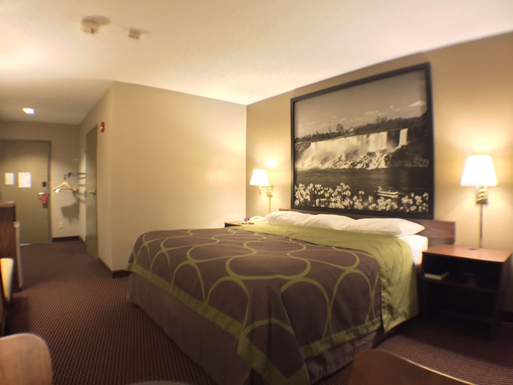 Super 8 by Wyndham Niagara Falls NY 7/25