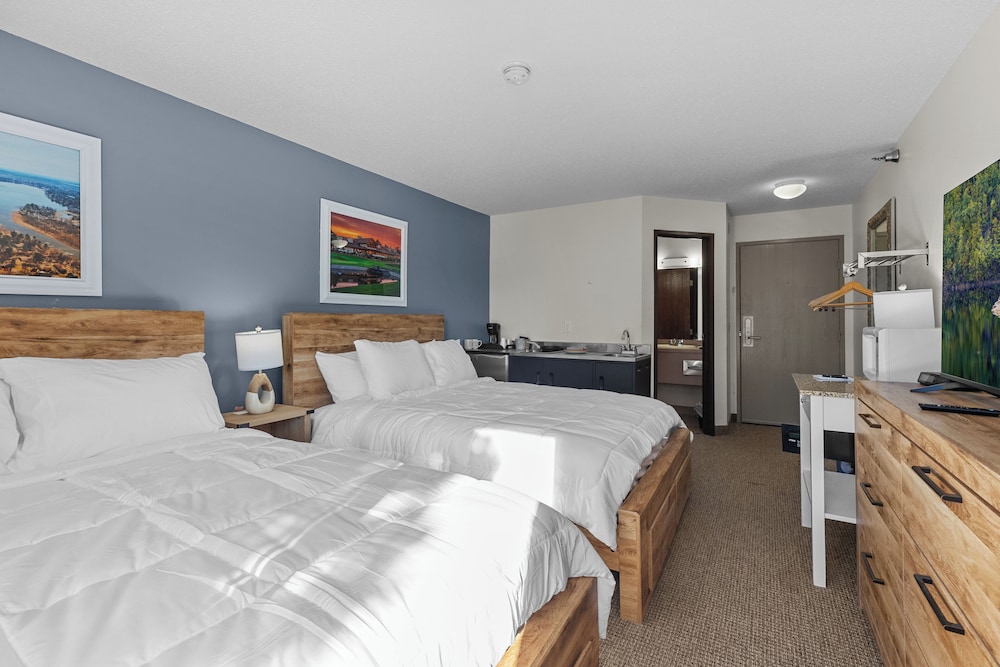 Lake, Family, 2 Queen Beds, Kitchenette, North Wing