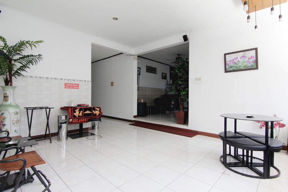 OYO 90103 Hotel Palem 3/24