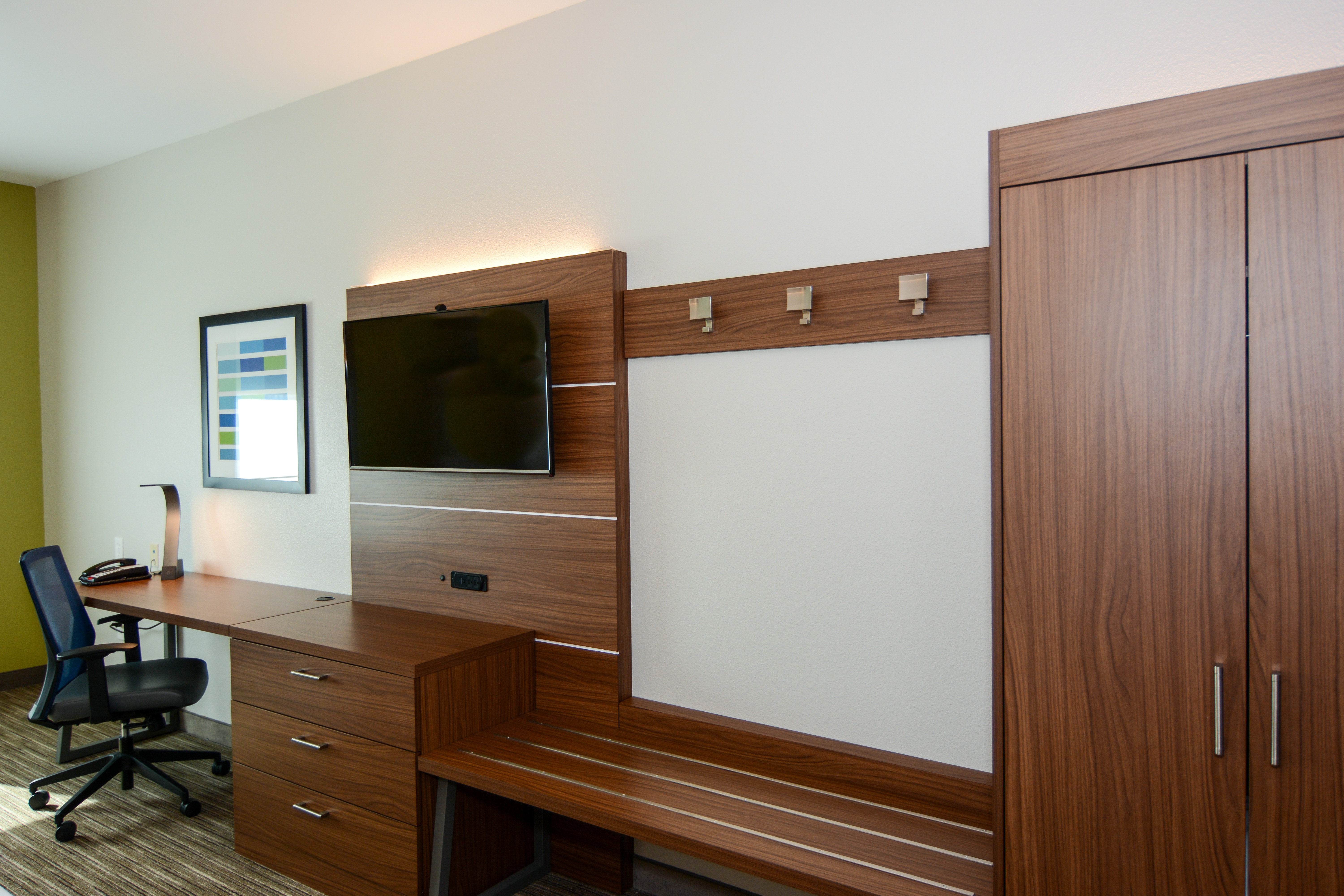 Holiday Inn Express Suites New Boston 48/51
