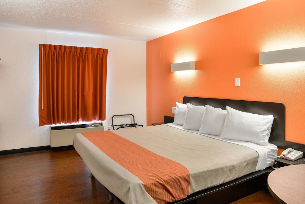 Motel6 Toledo, OH 24/36