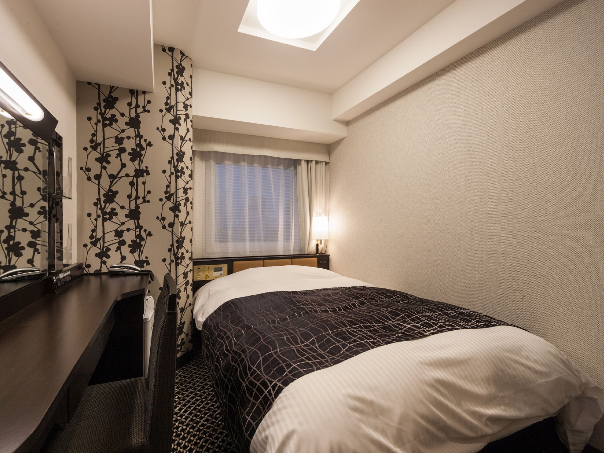 ROOM, SINGLE