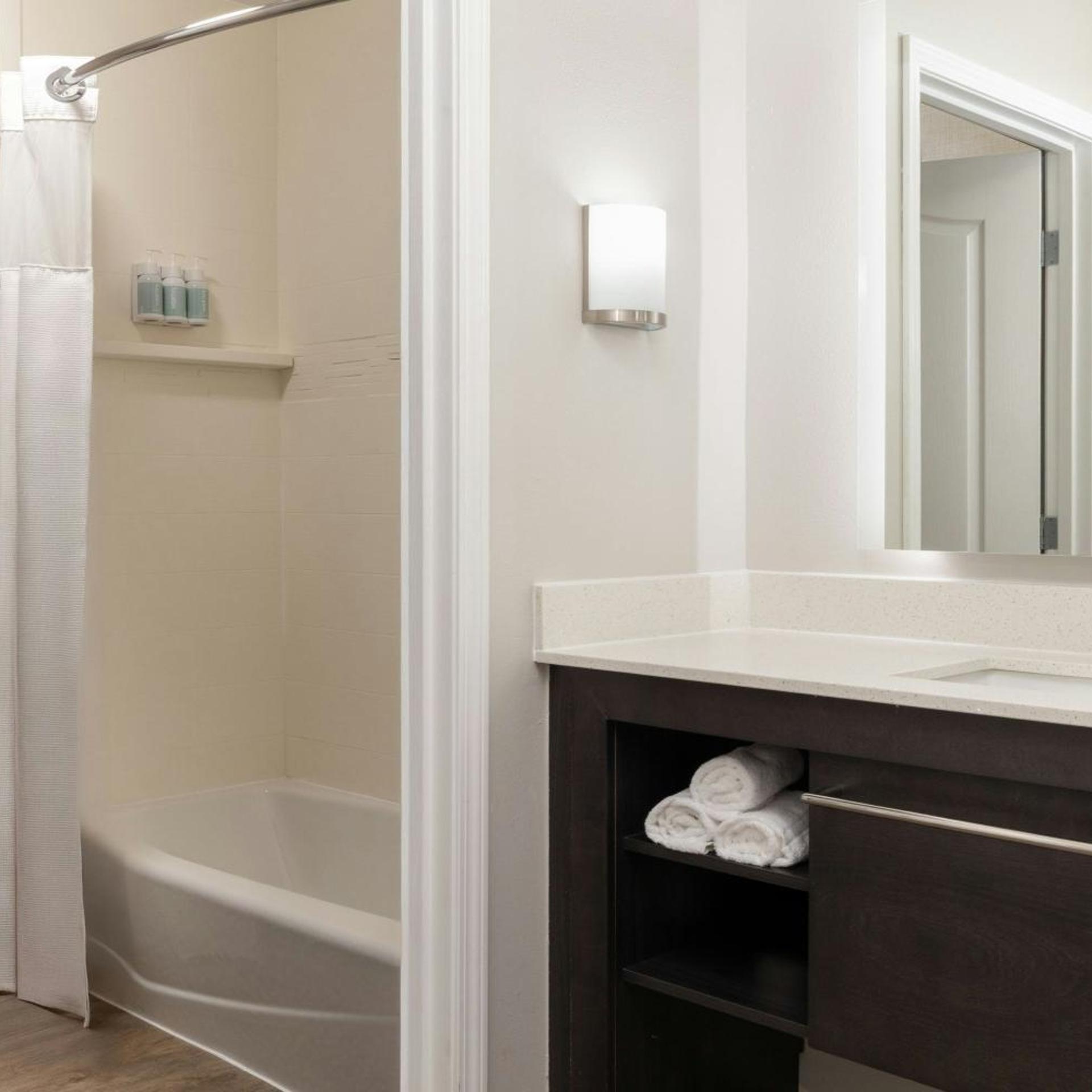 جناح بسرير كينج بغرفة نوم واحدة مع أريكة، Residence Inn by Marriott Dayton Vandalia 4/4