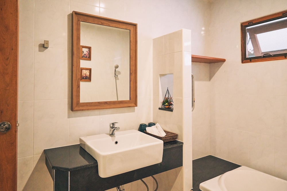 Buri Gallery House and Resort 50/50