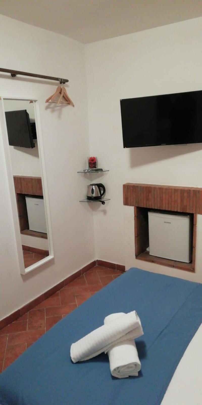ROOM, SINGLE