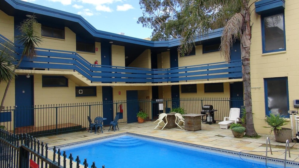 Pathfinder Motel 9/50