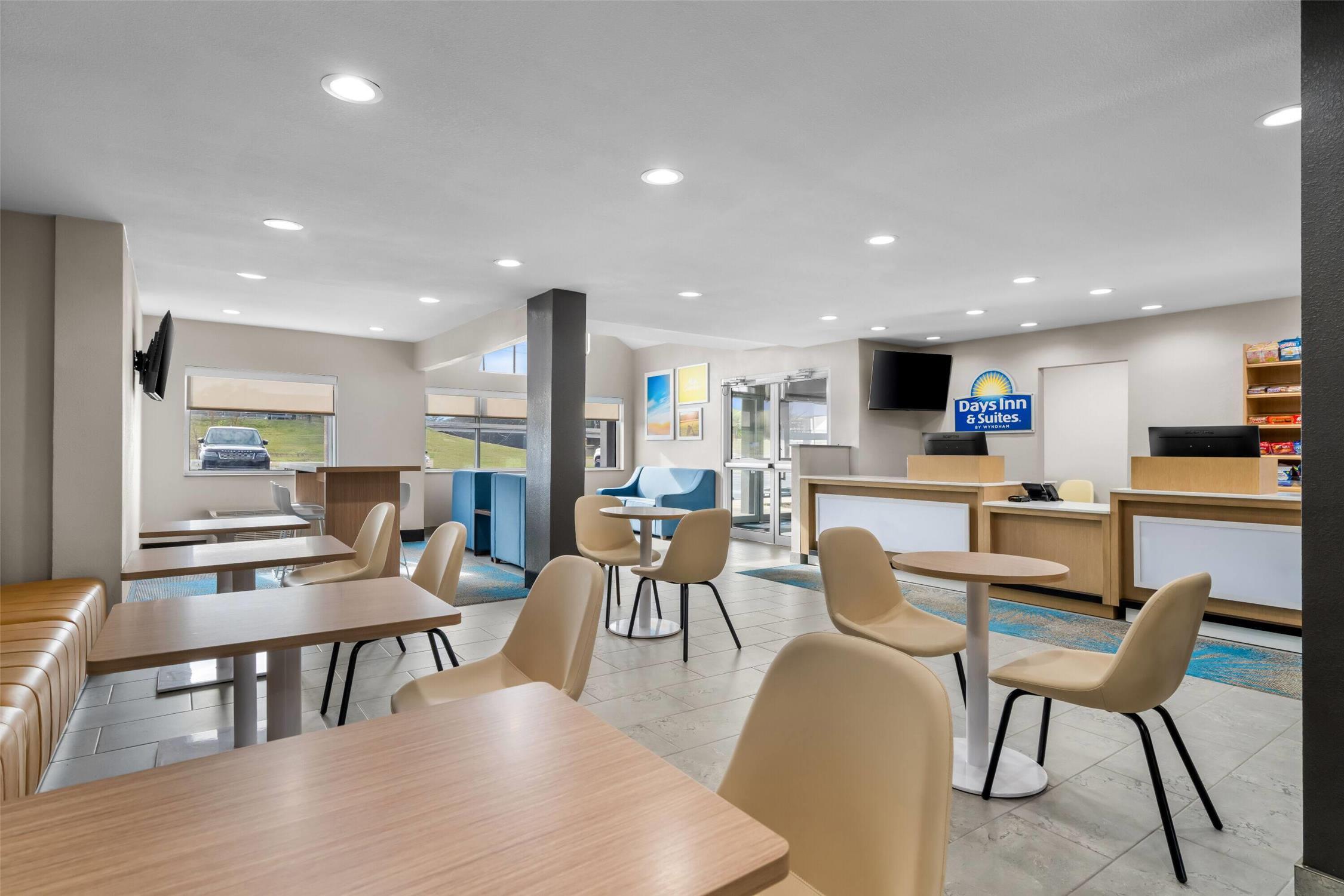 Days Inn & Suites by Wyndham Brandon Amphitheater 17/27