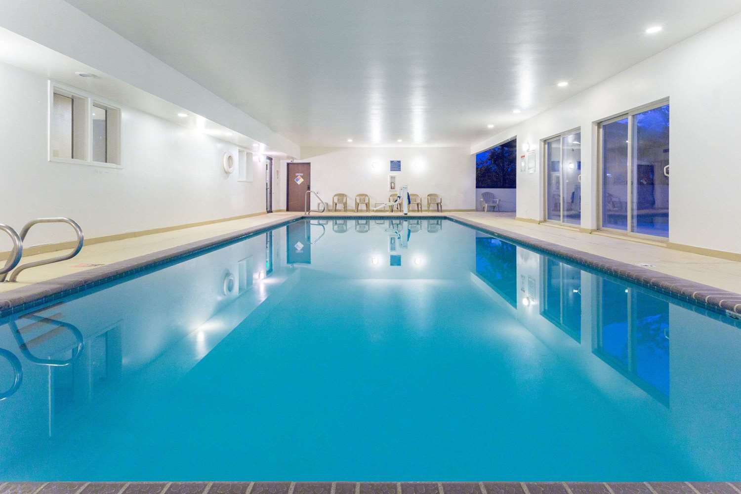 Days Inn by Wyndham Colorado Springs Airport 13/20