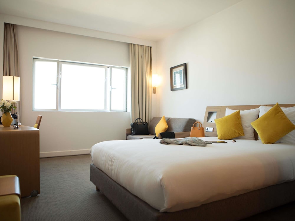 STANDARD, QUEEN BED, SOFA