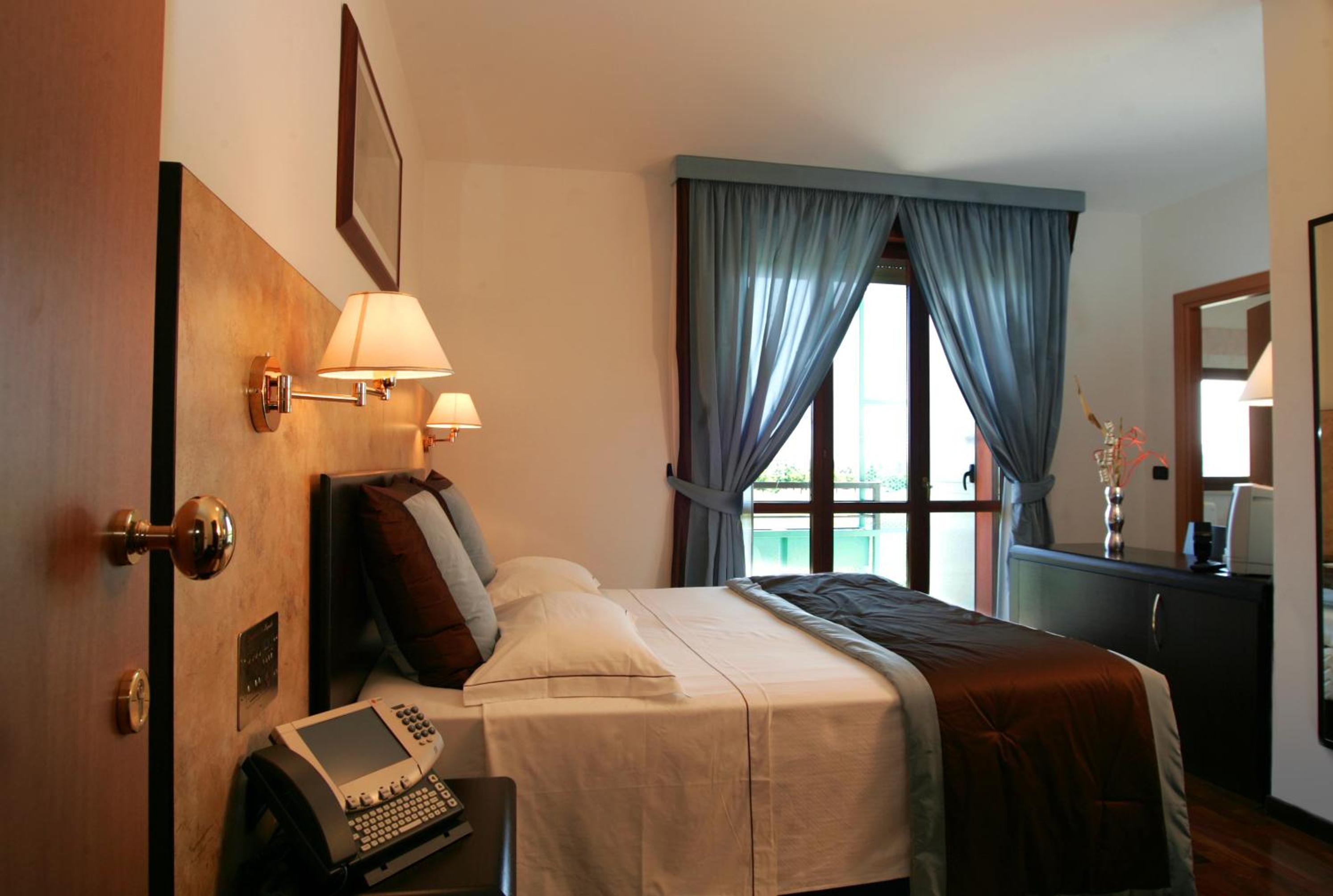 Air Hotel 10/50