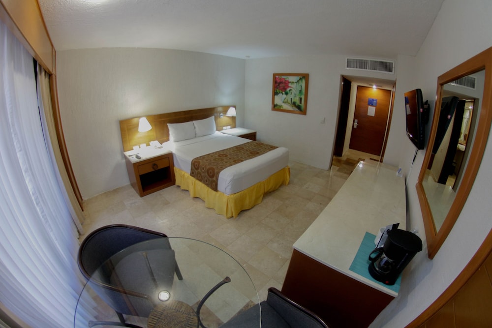 Plaza Pelicanos Club Beach Resort 11/50