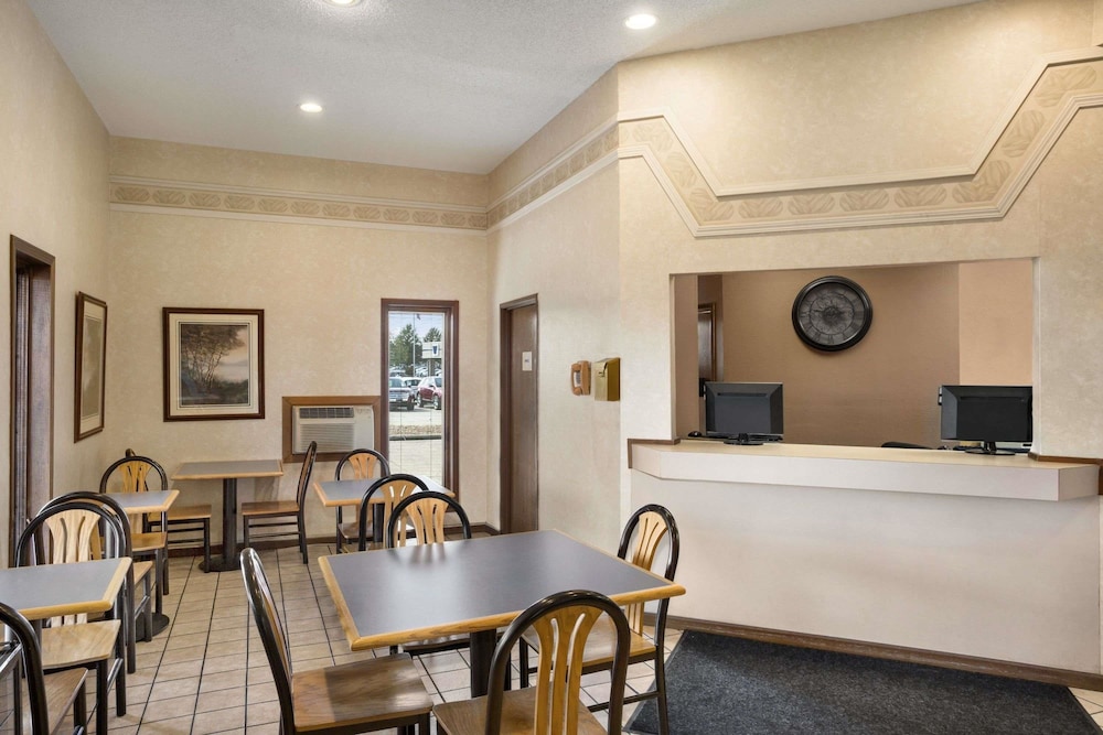 Super 8 By Wyndham Carbondale 5/23