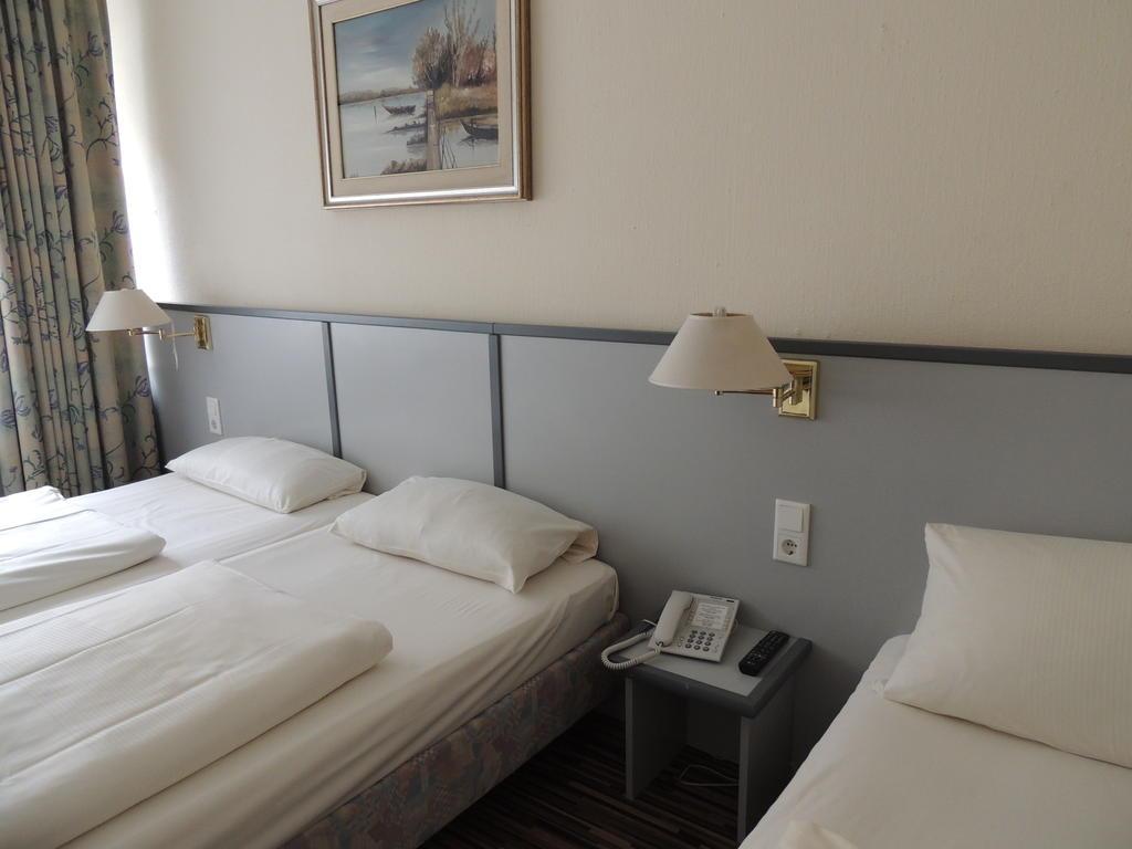ROOM, SINGLE