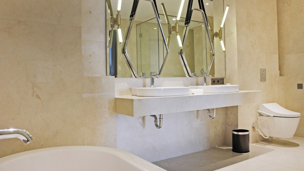 Goodrich Suites Jakarta 60/62