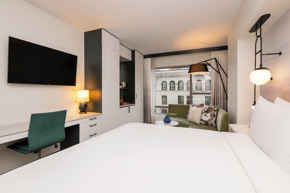 ROOM, KING BED