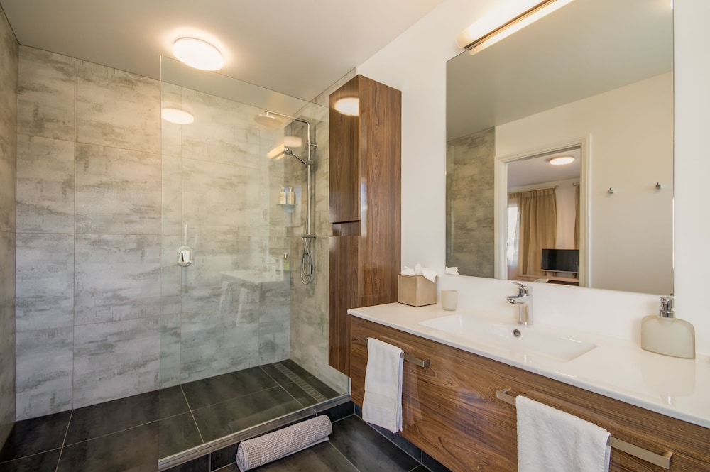 QUEENSTOWN COUNTRY LODGE 50/54