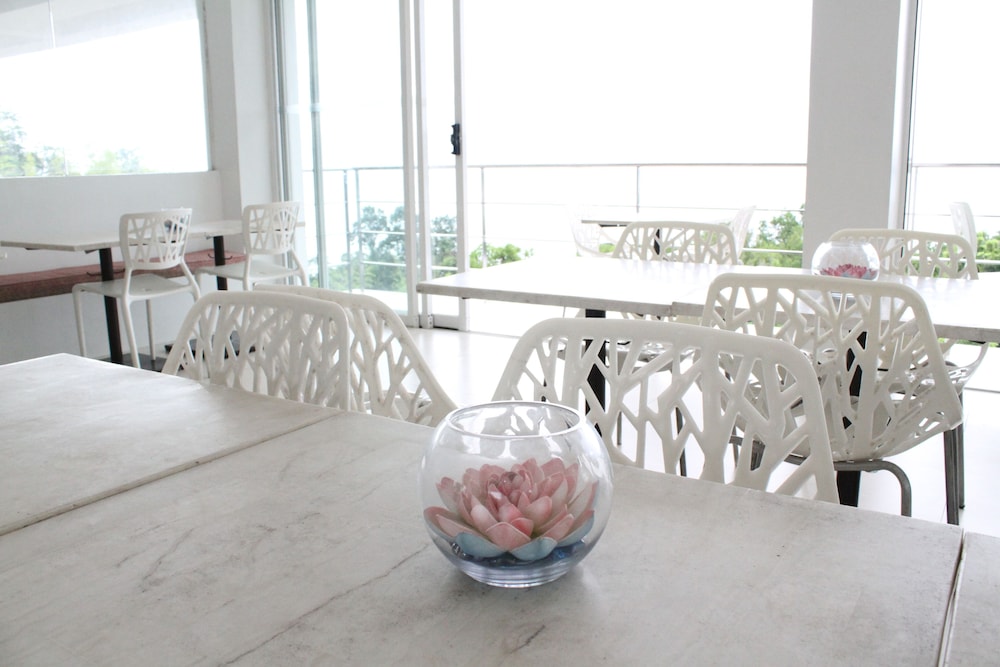 Ocean Suites Boutique Hotel 54/66