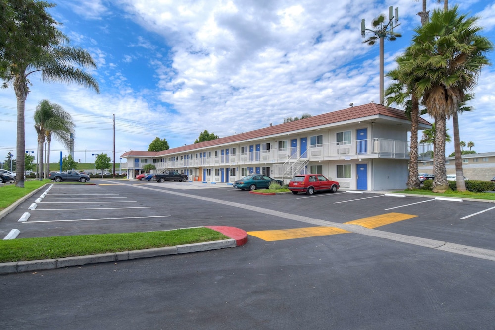 Motel6 Costa Mesa, CA 8/55