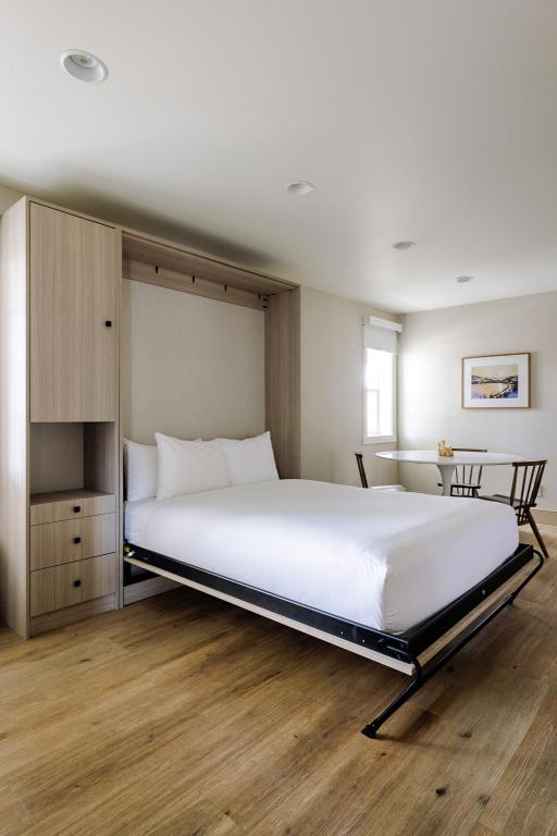 1 Bedroom, Courtyard, Suite, 3 Queen Beds, High Floor