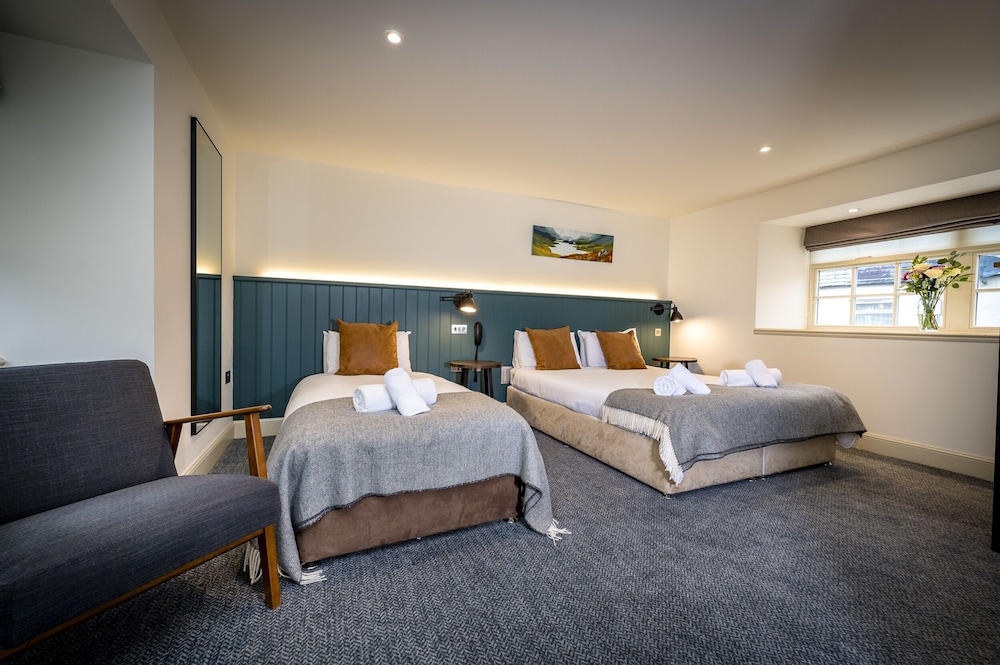 The Loch Ness Inn 18/45