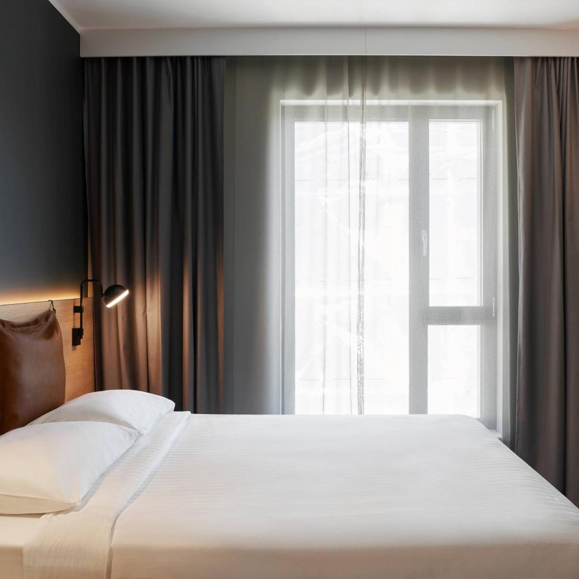Moxy, Queen Bed