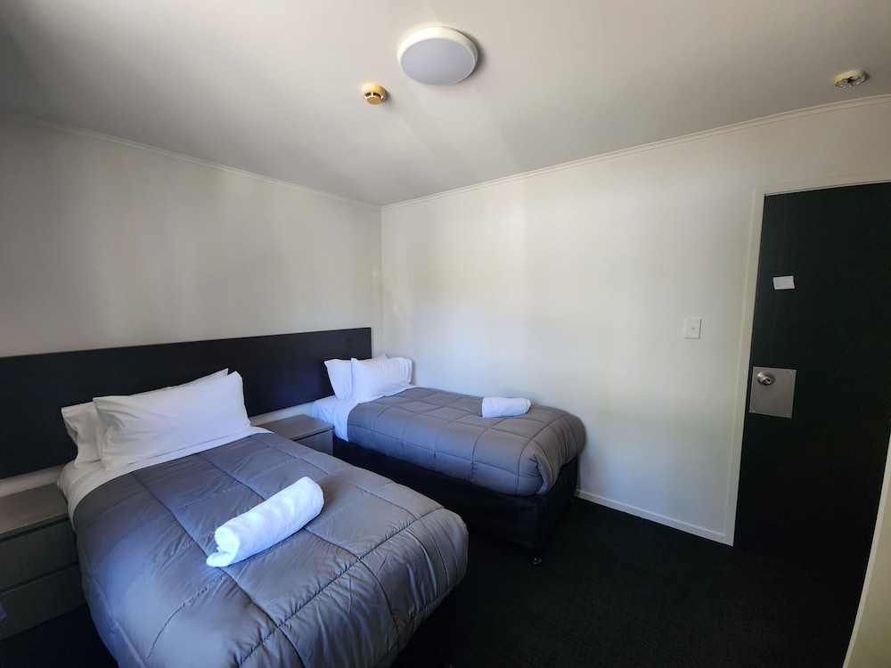 BUDGET, TWIN BEDS, SHARED BATHROOM