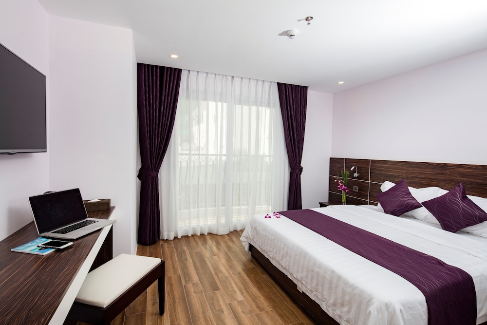 DELUXE, DOUBLE OR TWIN BED, CITY VIEW, BALCONY